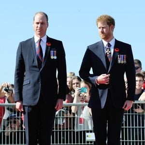 Le corps sans vie de la jeune femme a été retrouvé à son domicile familial.

Le prince William et le Prince Harry lors des commémorations des 100 ans de la bataille de Vimy, le 9 avril 2017. 

Photo : Aurore Marechal / Pool / Bestimage