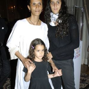 Karine Sylla et ses deux filles Roxanne et Iman assistent à la vente aux enchères au profit de l'association 'Reves' à l'hôtel Bristol, à Paris, France, le 30 mai 2006. Des sacs dessinés par Céline et décorés par des stars de l'enfance comme Madonna, Kristin Scott Thomas ou Carla Bruni. Photo Bruno Klein/ABACAPRESS.COM