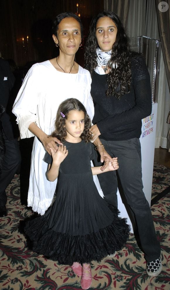 Karine Sylla et ses deux filles Roxanne et Iman assistent à la vente aux enchères au profit de l'association 'Reves' à l'hôtel Bristol, à Paris, France, le 30 mai 2006. Des sacs dessinés par Céline et décorés par des stars de l'enfance comme Madonna, Kristin Scott Thomas ou Carla Bruni. Photo Bruno Klein/ABACAPRESS.COM