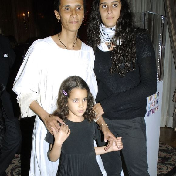 Karine Sylla et ses deux filles Roxanne et Iman assistent à la vente aux enchères au profit de l'association 'Reves' à l'hôtel Bristol, à Paris, France, le 30 mai 2006. Des sacs dessinés par Céline et décorés par des stars de l'enfance comme Madonna, Kristin Scott Thomas ou Carla Bruni. Photo Bruno Klein/ABACAPRESS.COM
