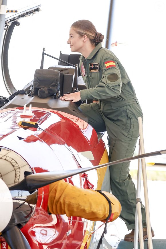 Son cursus comprend à la fois l’apprentissage du pilotage sur Pilatus PC-21, l’utilisation de simulateurs de vol et des cours sur les systèmes spatiaux et les drones. 

La princesse Leonor assiste à son premier jour à l'académie de l'armée de l'air à San Javier, Murcie, le 1er septembre 2026 à San Javier, Espagne par Archie Andrews/ABACAPRESS.COM