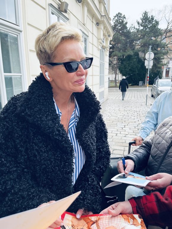 Interrogée par "Télé Star", l'ex-mannequin a abordé le sujet de ce changement capillaire.

Adriana KAREMBEU, arrivée à l'hôtel Le Méridien pour le bal de l'Opéra 2026 à Vienne, Autriche, le 12 février 2026.

Photo : Action Press / Bestimage