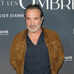Sur son compte Instagram, l'acteur de 54 ans a partagé une photo du panorama dont il profite depuis l'hôtel Les Roches Blanches, à Cassis.

Jean Dujardin - Avant-première du film "Les rayons et les ombres au cinéma Pathé Wepler à Paris le 17 mars 2026. © Coadic Guirec/Bestimage