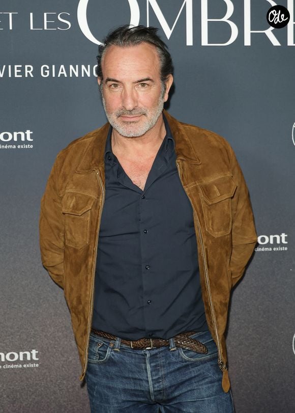 Sur son compte Instagram, l'acteur de 54 ans a partagé une photo du panorama dont il profite depuis l'hôtel Les Roches Blanches, à Cassis.

Jean Dujardin - Avant-première du film "Les rayons et les ombres au cinéma Pathé Wepler à Paris le 17 mars 2026. © Coadic Guirec/Bestimage