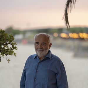 Exclusif - Gérard Jugnot - Les Toiles de Ramatuelle présentent en avant-première le film "Y a pas de réseau" de E. Pluvieux avec M. Gasteuil, G.Jugnot et M. Azem au cinéma en plein air sur la plage de Tahiti Beach à Ramatuelle le 23 juillet 2025. © Antoine Tomaselli/Bestimage