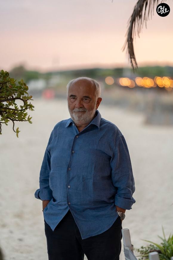 Exclusif - Gérard Jugnot - Les Toiles de Ramatuelle présentent en avant-première le film "Y a pas de réseau" de E. Pluvieux avec M. Gasteuil, G.Jugnot et M. Azem au cinéma en plein air sur la plage de Tahiti Beach à Ramatuelle le 23 juillet 2025. © Antoine Tomaselli/Bestimage