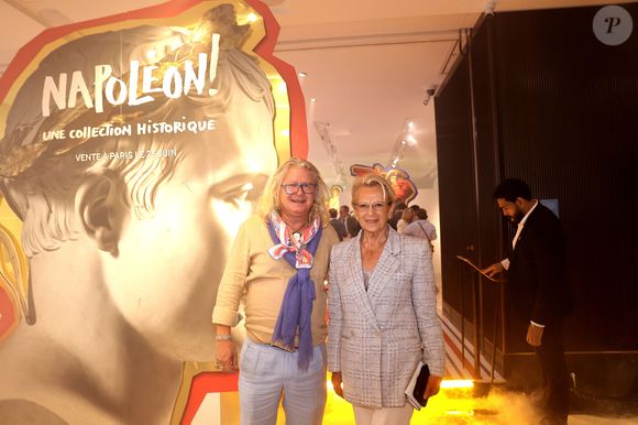 Exclusif - Pierre-Jean Chalençon et Michèle Alliot-Marie - Exposition de la collection de Pierre-Jean Chalençon pour la vente "Napoléon: Une collection historique" chez Sotheby's à Paris le 19 juin 2025.
C'est le styliste Jean-Charles de Castelbajac, qui a apporté sa touche colorée à la vitrine de la vente du 25 juin, consacrée aux objets provenant du trésor de Pierre-Jean Chalençon, l'un des plus grands collectionneurs privés d'objets napoléoniens au monde. © Cédric Perrin/Bestimage