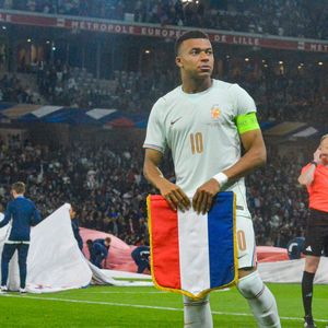 "Sur la manche de droite, on a un badge un petit peu spécial par rapport à d'autres équipes, étant anciens vainqueurs de la Coupe du monde."

Kylian Mbappé (France) - Les Bleus ont remporté leur dernier match de préparation contre l'Irlande du Nord (3-1) à Lille, grâce à un triplé de M. Olise le 8 juin 2026. © Laptiste/PsnewZ/Bestimage