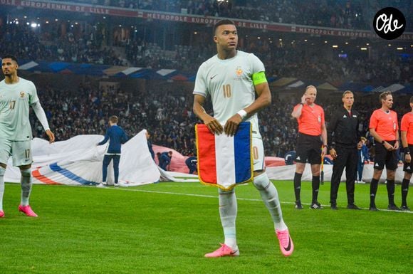 "Sur la manche de droite, on a un badge un petit peu spécial par rapport à d'autres équipes, étant anciens vainqueurs de la Coupe du monde."

Kylian Mbappé (France) - Les Bleus ont remporté leur dernier match de préparation contre l'Irlande du Nord (3-1) à Lille, grâce à un triplé de M. Olise le 8 juin 2026. © Laptiste/PsnewZ/Bestimage