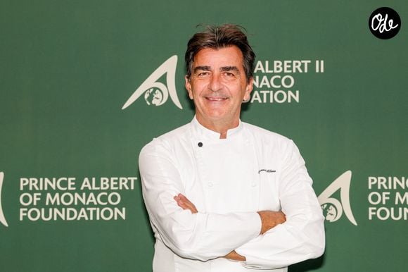 Il explique avoir été séduit par la tradition gastronomique de la Principauté, sa clientèle internationale et la richesse des produits de la Côte d’Azur.

Le chef Yannick Alléno au photocall du 20ème anniversaire de la fondation Prince Albert II de Monaco à la salle Garnier de l’Opéra de Monte-Carlo, Monaco, le 18 septembre 2026.  © Claudia Albuquerque/Bestimage