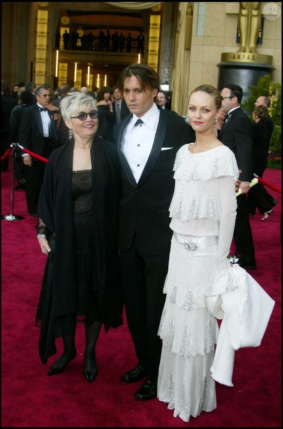 "C’était surtout pour être complètement disponible pour ces deux personnes-là (ses enfants, ndlr). Et puis aussi, j’avais du temps pour écrire des chansons, lire des livres, faire du sport, m’occuper de moi"

Johnny Depp & Vanessa Paradis à la cérémonie des Oscars en 2004 AGENCE / BESTIMAGE