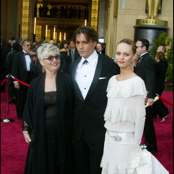 "C’était surtout pour être complètement disponible pour ces deux personnes-là (ses enfants, ndlr). Et puis aussi, j’avais du temps pour écrire des chansons, lire des livres, faire du sport, m’occuper de moi"

Johnny Depp & Vanessa Paradis à la cérémonie des Oscars en 2004 AGENCE / BESTIMAGE