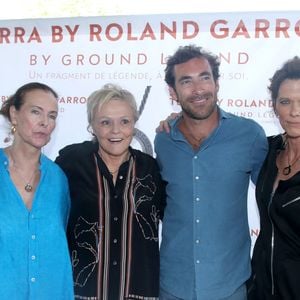 Exclusif - Carole Bouquet, Muriel Robin, Martin Kretz et Anne Le Nen - Présentation du Collier « Terra by Roland Garros » créé par Anne Le Nen, Présidente de Ground Legend. La terre battue du court central de Roland Garros est scellée dans une médaille. Restaurant Laurent à Paris, France le 22 Mai 2026. © Bertrand Rindoff/Bestimage