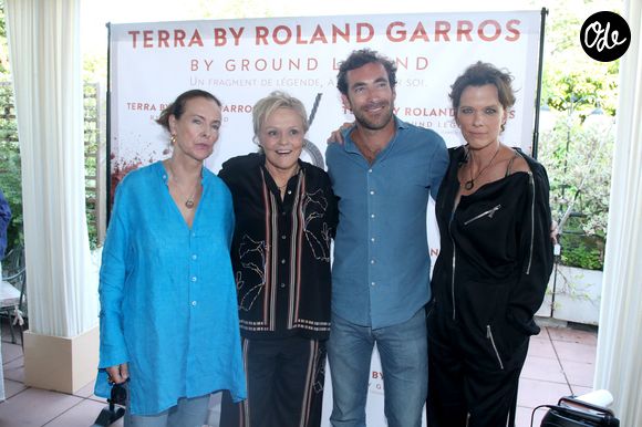 Exclusif - Carole Bouquet, Muriel Robin, Martin Kretz et Anne Le Nen - Présentation du Collier « Terra by Roland Garros » créé par Anne Le Nen, Présidente de Ground Legend. La terre battue du court central de Roland Garros est scellée dans une médaille. Restaurant Laurent à Paris, France le 22 Mai 2026. © Bertrand Rindoff/Bestimage
