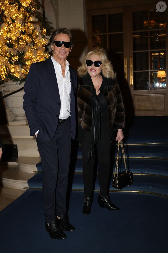 Jocelyne Wildenstein est morte dans son appartement parisien d'une embolie pulmonaire, comme le précisait le communiqué annonçant son décès et dévoilé par son compagnon, le styliste français Lloyd Klein

Jocelyn Wildenstein et Lloyd Klein le 17 décembre 2024 devant le Ritz. ©Backgrid USA / Bestimage