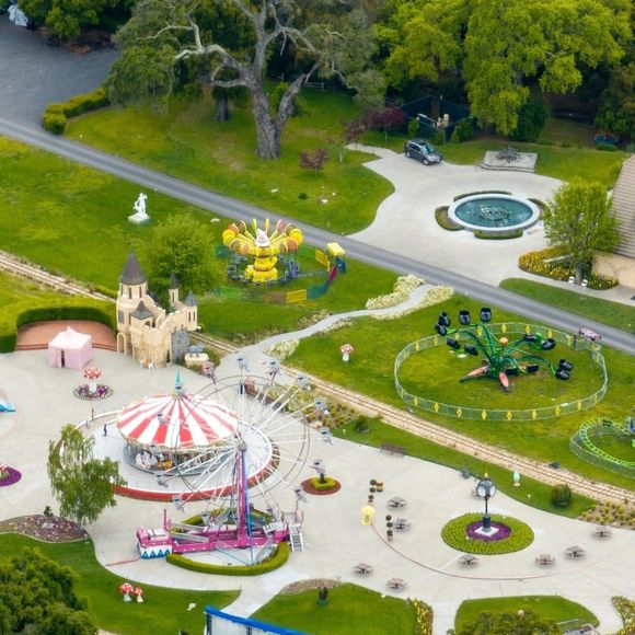 Los Angeles, CA - EXCLUSIF - Le Neverland Ranch de Michael Jackson reprend vie alors que les producteurs d'un nouveau biopic sur la vie et la carrière de la légende controversée de la pop reconstruisent son ancienne maison et son parc d'attractions tristement célèbres.
Sur la photo : Michael Jackson 
Backgrid USA / Bestimage