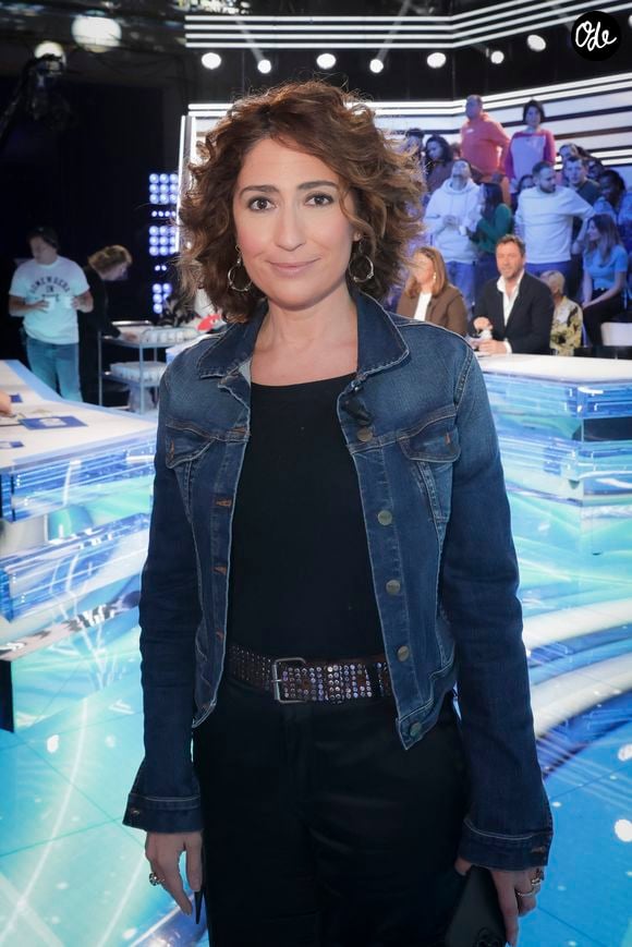 Le groupe a officialisé le recrutement de la journaliste Isabelle Saporta, qui interviendra quotidiennement pour livrer un billet d'humeur sans concession.

Info - Hachette Livre licencie Isabelle Saporta à la tête des Editions Fayard - Exclusif - Isabelle Saporta sur le plateau de l'émission Touche pas à mon poste (TPMP) diffusée en direct sur C8 le 3 avril 2023.

© Jack Tribeca / Bestimage