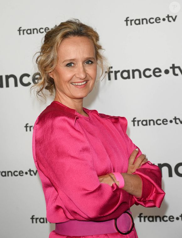 Elle pratique également le tennis, sport complet qui sollicite tous les muscles, renforce le cœur et stimule les fonctions cognitives, tout en contribuant au bien-être mental et social. 

Caroline Roux au photocall pour la conférence de presse de rentrée de France TV à la Grande Halle de la Villette à Paris, France, le 6 juillet 2022. © Coadic Guirec/Bestimage