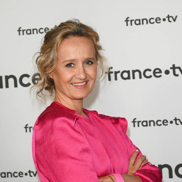Elle pratique également le tennis, sport complet qui sollicite tous les muscles, renforce le cœur et stimule les fonctions cognitives, tout en contribuant au bien-être mental et social. 

Caroline Roux au photocall pour la conférence de presse de rentrée de France TV à la Grande Halle de la Villette à Paris, France, le 6 juillet 2022. © Coadic Guirec/Bestimage
