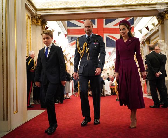 Le prince George de Galles, le prince William et Kate Middleton lors d'une réception au palais de Buckingham à Londres en marge du 80ème anniversaire de la fin de la Seconde guerre mondiale, à Londres, le 5 mai 2025.

Photo : Alpha Agency / Bestimage