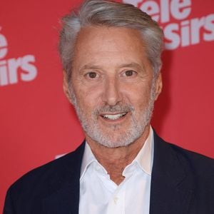 Antoine de Caunes assiste à la cérémonie des « Télé Loisirs Awards 2025 » à Paris, le 23 septembre 2025, en France. Photo de Jérôme Domine/ABACAPRESS.COM