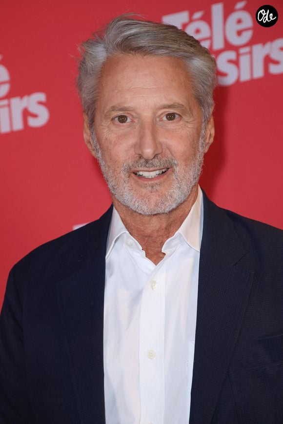 Antoine de Caunes assiste à la cérémonie des « Télé Loisirs Awards 2025 » à Paris, le 23 septembre 2025, en France. Photo de Jérôme Domine/ABACAPRESS.COM