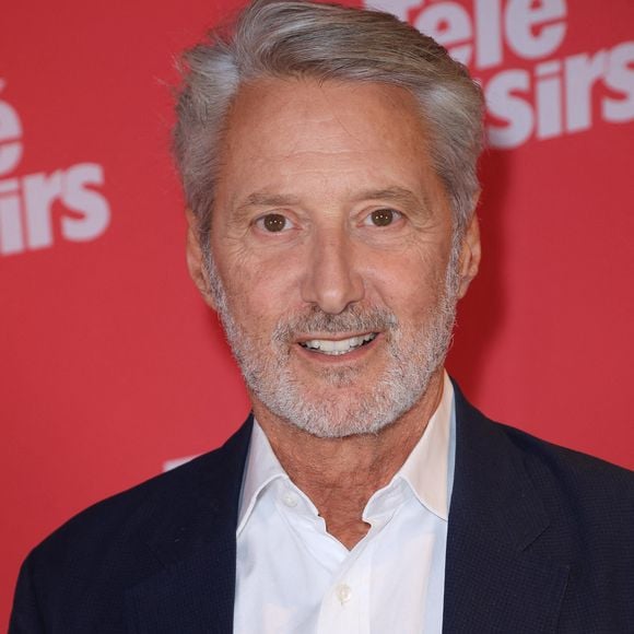 Antoine de Caunes assiste à la cérémonie des « Télé Loisirs Awards 2025 » à Paris, le 23 septembre 2025, en France. Photo de Jérôme Domine/ABACAPRESS.COM