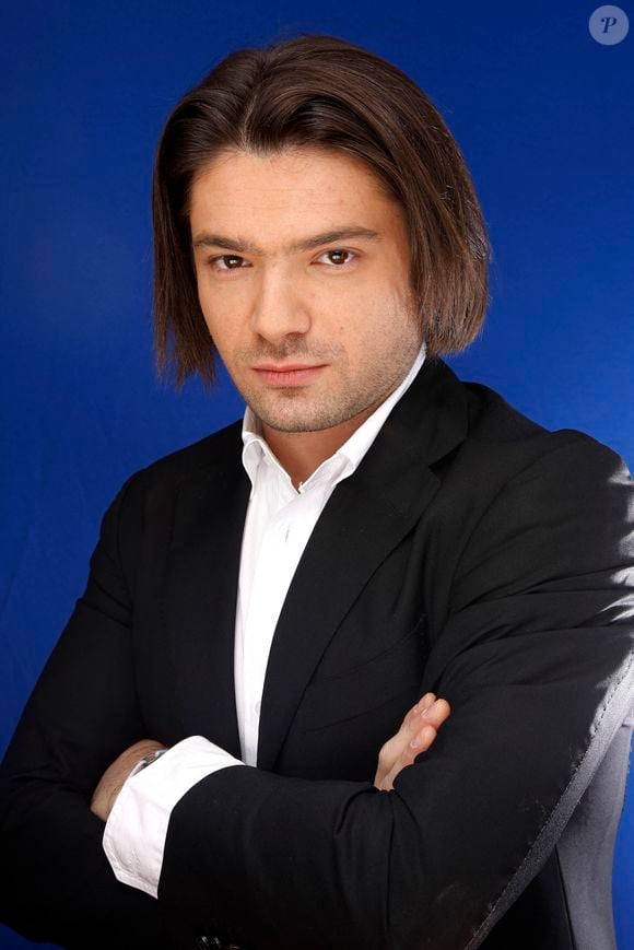 Gautier Capucon pose lors d'une séance photo à Paris, France, en février 2010. Photo par VIM/ABACAPRESS.COM