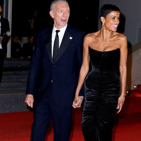 Vincent Cassel et sa compagne Narah Baptista - Descente des marches du film " Histoires parallèles " lors du 79ème Festival International du Film de Cannes, le 14 mai 2026. © Olivier Borde / Bestimage
