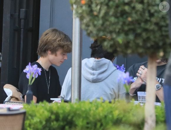 Exclusif - Griffin Musk (Fils d'Elon Musk) va dîner avec des amis à Los Angeles le 23 juin 2022. Backgrid USA / Bestimage