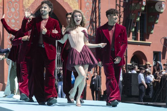La candidate du Luxembourg Laura Thorn sur le Tapis turquoise de l'Eurovision, le 11 mai 2025, à Bâle, en Suisse. © Baden Roth/ZUMA Press Wire