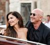 Un violent orage a perturbé cette première soirée, obligeant le couple à écourter la fête.


Jeff Bezos et sa femme Lauren Sanchez quittent l'hôtel "Aman" pour se rendre à l'Arsenal pour le bal "Pyjama Party" qui clôture leur mariage à Venise, le 28/06/2025 @Backgrid UK/ Bestimage