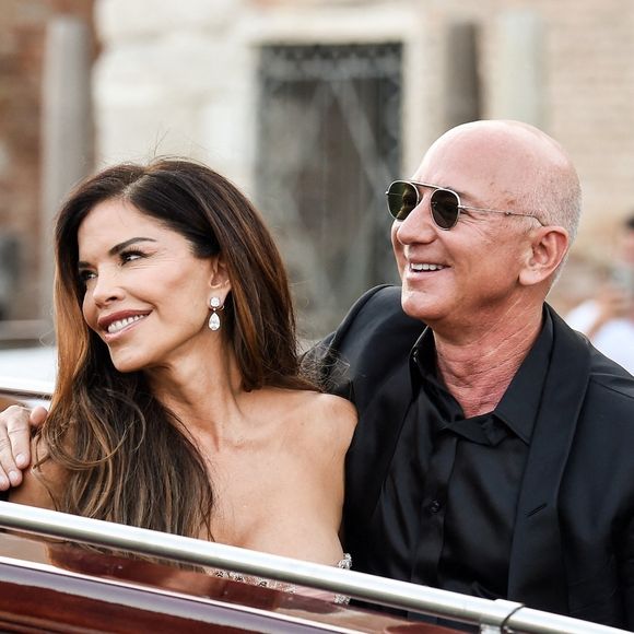 Un violent orage a perturbé cette première soirée, obligeant le couple à écourter la fête.


Jeff Bezos et sa femme Lauren Sanchez quittent l'hôtel "Aman" pour se rendre à l'Arsenal pour le bal "Pyjama Party" qui clôture leur mariage à Venise, le 28/06/2025 @Backgrid UK/ Bestimage