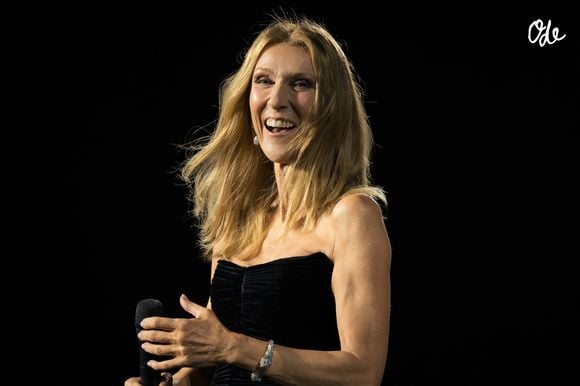 "C'est une bête de scène, Céline ! Et la scène est immense, elle l’utilise au complet", s'enthousiasme-t-il.

Céline Dion au défilé L'Oréal Paris 2026 "Express Your Worth" en ouverture de la fashion week collection printemps / été 2027 à Paris (PFW) , le 28 septembre 2025. © Florian Lavielle / Bestimage