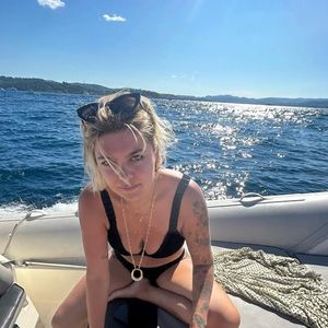 Pour recharger ses batteries, Louane accompagnée de proches a mis le cap sur la baie de Saint-Tropez comme elle l'a fait savoir sur Instagram ce mardi 29 juillet 2025.

Louane immortalise ses vacances d'été sur Instagram. (Capture d'écran - Juillet 2025)