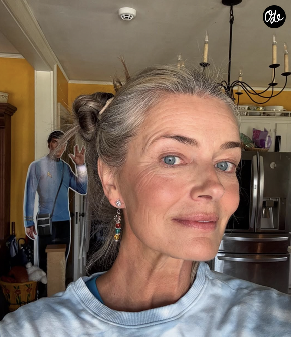 La mariée rayonnait de bonheur, entourée de ses proches. Mais ce qui a véritablement attiré tous les regards, c'est sa tenue spectaculaire.

Le mannequin Paulina Porizkova sur Instagram