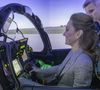 L'occasion pour la princesse de Galles de tester le simulateur de vol, le tout, perchée sur de hauts talons.

Kate Middleton visite la RAF Coningsby, dans le Lincolnshire, le 2 octobre 2025.

Photo : Julien Burton / Bestimage