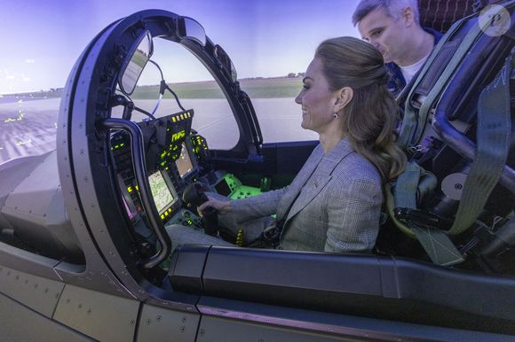 L'occasion pour la princesse de Galles de tester le simulateur de vol, le tout, perchée sur de hauts talons.

Kate Middleton visite la RAF Coningsby, dans le Lincolnshire, le 2 octobre 2025.

Photo : Julien Burton / Bestimage