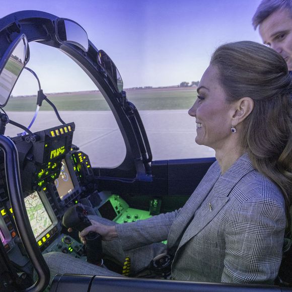 L'occasion pour la princesse de Galles de tester le simulateur de vol, le tout, perchée sur de hauts talons.

Kate Middleton visite la RAF Coningsby, dans le Lincolnshire, le 2 octobre 2025.

Photo : Julien Burton / Bestimage