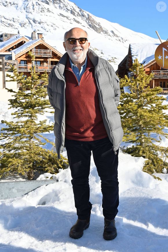 Gérard Jugnot posant pour le photocall du film 'Y a pas de reseau' lors du 28ème Festival du Film de Comédie à L'Alpe d'Huez, France, le 15 janvier 2025. Photo by Mireille Ampilhac/ABACAPRESS.COM