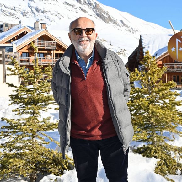 Gérard Jugnot posant pour le photocall du film 'Y a pas de reseau' lors du 28ème Festival du Film de Comédie à L'Alpe d'Huez, France, le 15 janvier 2025. Photo by Mireille Ampilhac/ABACAPRESS.COM