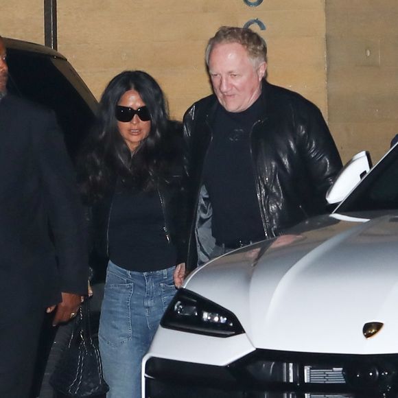 EXCLUSIF Malibu, CA Salma Hayek et son mari, François-Henri Pinault, quittent Nobu Malibu après un dîner de trois heures avec leurs enfants et leurs amis.



Sur la photo : Salma Hayek, François Henri Pinault