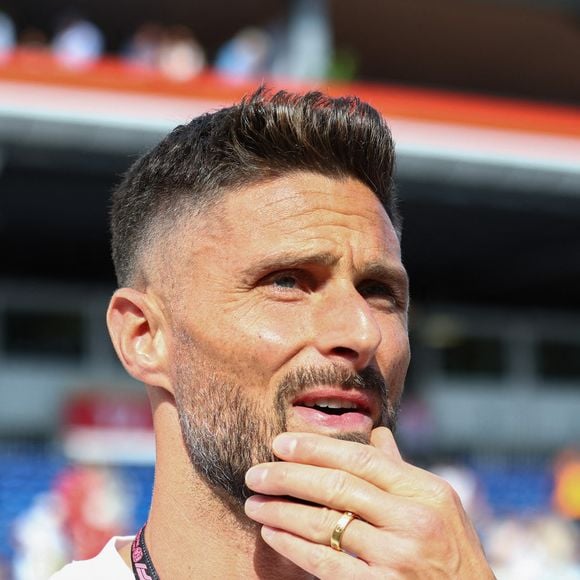 Sur un cliché, Olivier Giroud a dévoilé le visage de son aînée. On y découvre une jeune femme au regard clair et aux cheveux ondulés. Le post est sobre mais débordant d'amour, avec la légende : "Joyeux 13ème anniversaire ma tite ado. Love you"

June 6, 2026, Monte-Carlo, Monaco: Former Team France soccer player OLIVIER GIROUD is seen chilling in the paddocks after the Qualifying session of the Formula 1 Grand Prix of Monaco 2026.  © Mickael Chavet/ZUMA Press Wire/Bestimage