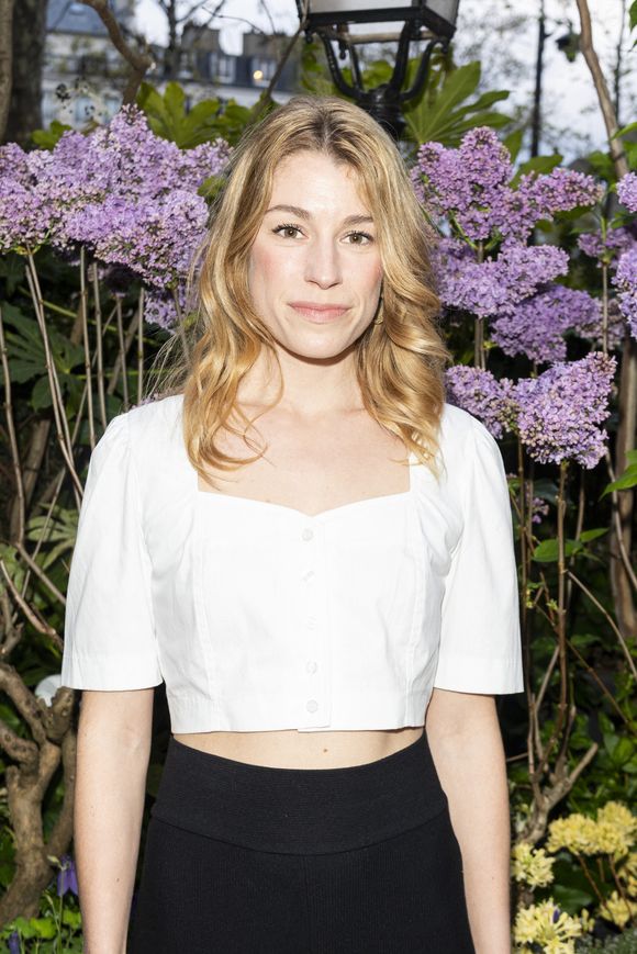 Il s'agit de l'humoriste et autrice Lison Daniel 

Lison Daniel pose lors de la remise du prix littéraire "La Closerie des Lilas" à la Closerie des Lilas à Paris, le 18 avril 2023. Le prix littéraire de la Closerie des Lilas a été décerné à la romancière Y. Ghata pour "Le Testament du prophète". © Pierre Perusseau/Bestimage