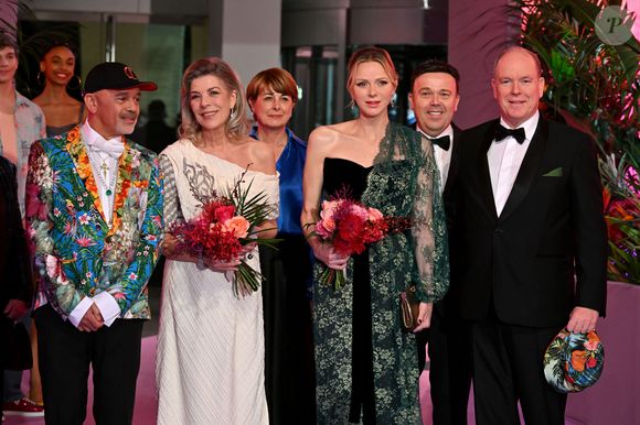 Christian Louboutin, la princesse Caroline de Hanovre, la princese Charlene de Monaco et le prince Albert II de Monaco durant la 69ème édition du Bal de la Rose dans la Salle des Étoiles du Sporting Monte-Carlo à Monaco, le 29 mars 2025.
 © Bruno Bebert / Pool Monaco / Bestimage