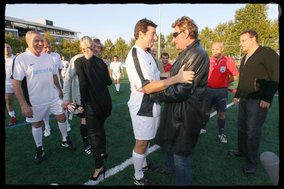 EXCLUSIF - JEAN CLAUDE DARMON, LAETICIA HALLYDAY, JEAN PAUL ROUVE, PATRICK BRUEL, JOHNNY HALLYDAY, JEAN RENO - MATCH DE GALA AU PROFIT DE L'UNICEF AU STADE NELSON PAILLOU DE CLICHY - 55 000 €UROS ONT ETE RECOLTES ENTRE LA MAIRIE, LA LIGUE DE FOOTBALL ET DIVERS SPONSORS