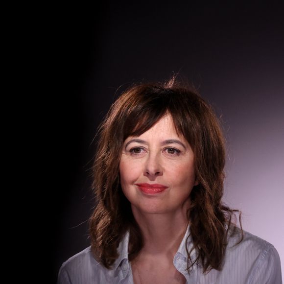 Un souvenir qui n’a néanmoins pas gâché l’esprit de la fête de Noël chez Valérie Bonneton. Ouf !
Exclusif - Valérie Bonneton lors de l'enregistrement de l'émission "Inoubliables, nos chers grands-parents", présentée par N.Lévy, au Studio Harcourt à Paris, diffusée le 28 mai à 23h sur Canal+. Le 17 février 2024
© Dominique Jacovides / Bestimage
INOUBLIABLES ­ Nos Chers Grands ­Parents
Une collection d'émissions de 4x40'
Présentée par N.LEVY
Tournée au Studio Harcourt
Troisième invité : Valérie Bonneton le 28 mai à 23h sur CANAL+
Un voyage immersif au coeur du roman familial d'une personnalité
Dans chacune des émissions de cette collection inédite, N.Levy emmène un invité au studio Harcourt, lieu emblématique de la photographie, afin d'explorer de manière singulière son patrimoine familial et sa relation à ses grands-­parents.
Chaque personnalité fait l'objet d'une production documentaire dédiée, élaborée à partir d'une sélection d'images d'archives personnelles inédites mais aussi historiques.
Ensemble, ils plongent au cœur de ce récit qui témoigne de l'héritage immatériel légué par ses ancêtres, et qui ouvre une fenêtre sur le monde et des époques révolues en racontant la puissance de la transmission.