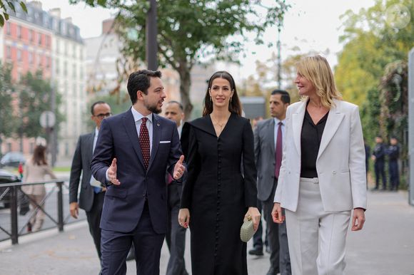 Le prince et la princesse ont discuté avec Sophie Viger.

Le prince héritier de Jordanie, Al Hussein bin Abdullah II, et son épouse, la princesse Rajwa Al Hussein, se rendent sur le site de " 42 The Network ", un réseau éducatif mondial innovant spécialisé dans l'informatique et la programmation, à Paris, en France, le 8 octobre 2025. Photo by Balkis Press/ABACAPRESS.COM