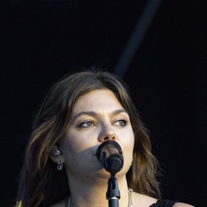 Après avoir vu le film "La Fille dans les nuages", Esmée a confié à sa mère : "Tu vois, je veux être comme toi, je veux être actrice et chanteuse."

Louane se produit sur la scène du festival "Printemps de Pérouges" au château de Saint-Maurice-de-Rémens (01 - France) le 28/06/2026.

© Sandrine Thesillat/Psnewz/Bestimage
