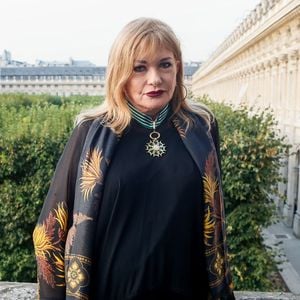 Catherine Jacob, actrice française née en 1956, a une carrière d’environ 40 ans dans le cinéma, la télévision et le théâtre.

Exclusif - Catherine Jacob - Cérémonie de remise des insignes de Commandeur des Arts et des Lettres à Catherine Jacob au Ministère de la Culture à Paris

© Christophe Clovis / Bestimage